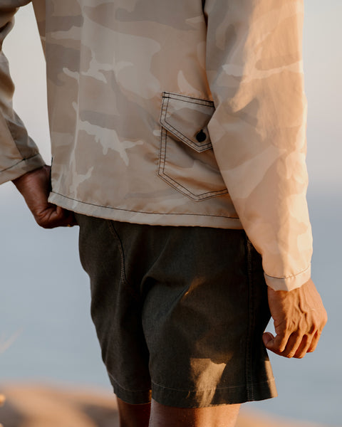 model wearing anorak from the back showing back pocket